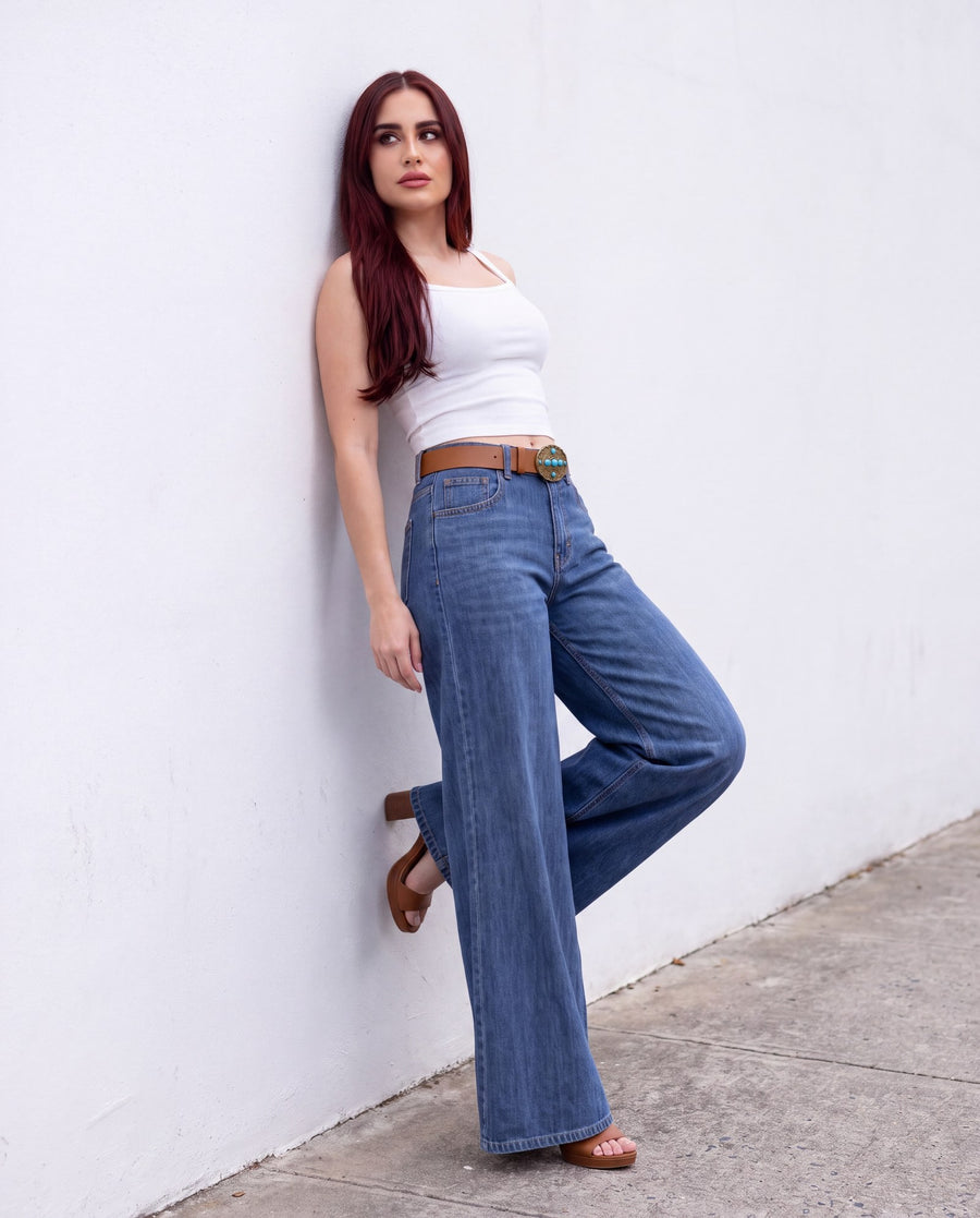 Jeans wide leg de L’Atelier 33, editorial contra una pared blanca