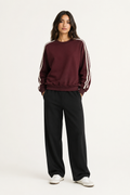 Sudadera Hessed Couture con franjas en la manga — Vino