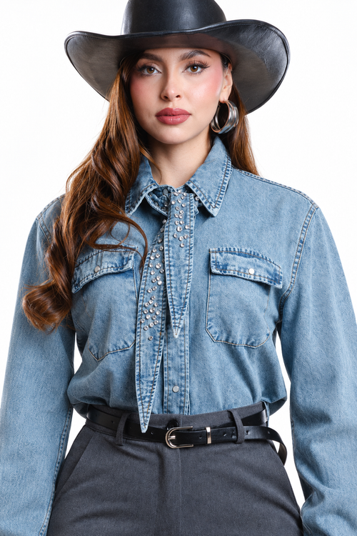 Camisa Hessed Couture de mezclilla con corbata de pedrería — Mezclilla clara