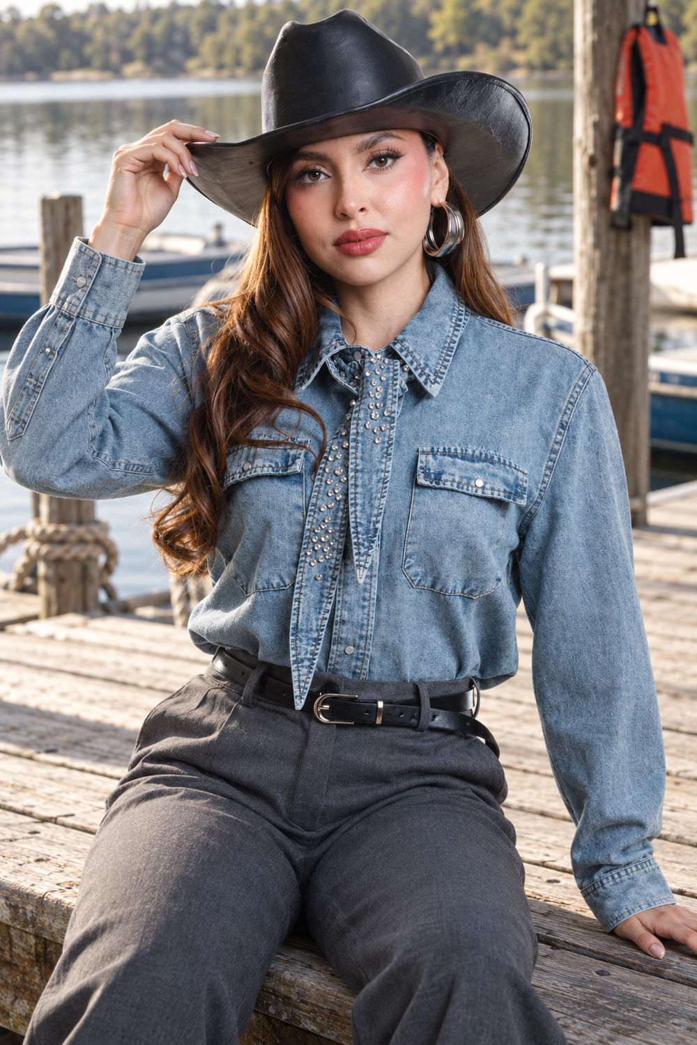 Camisa Hessed Couture de mezclilla con corbata de pedrería — Mezclilla clara
