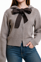 Suéter Hessed Couture con capucha y moño de punto — Taupe