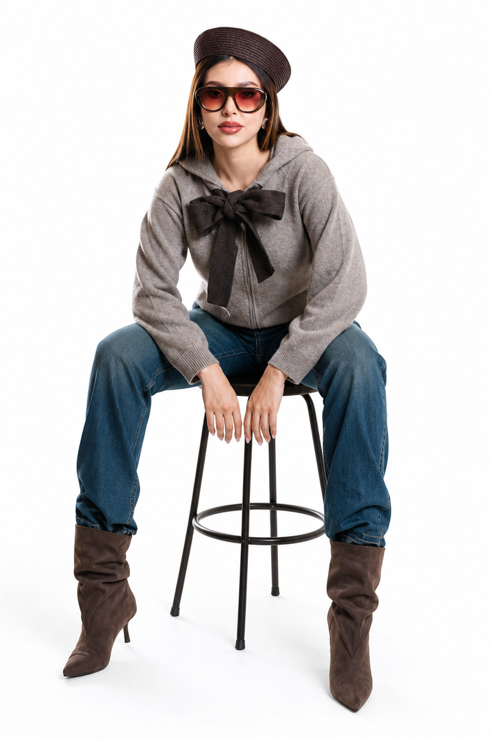 Suéter Hessed Couture con capucha y moño de punto — Taupe