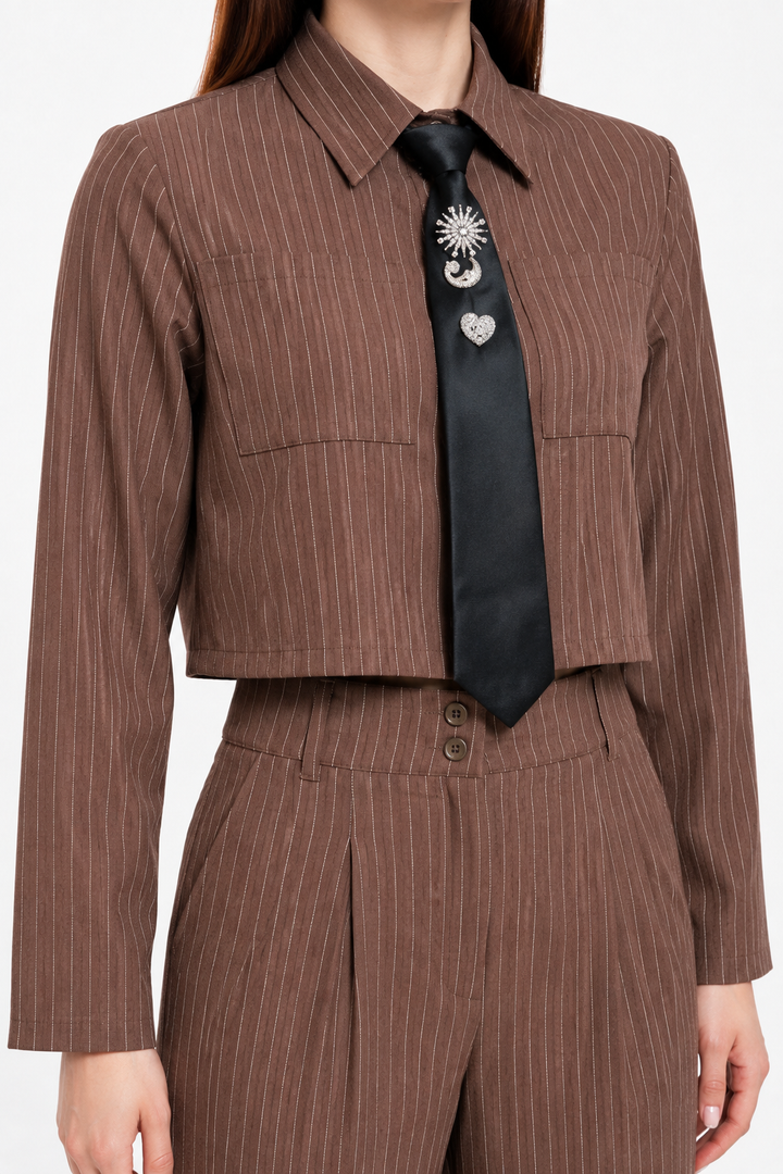 Conjunto Hessed Couture de rayas con corbata — Café