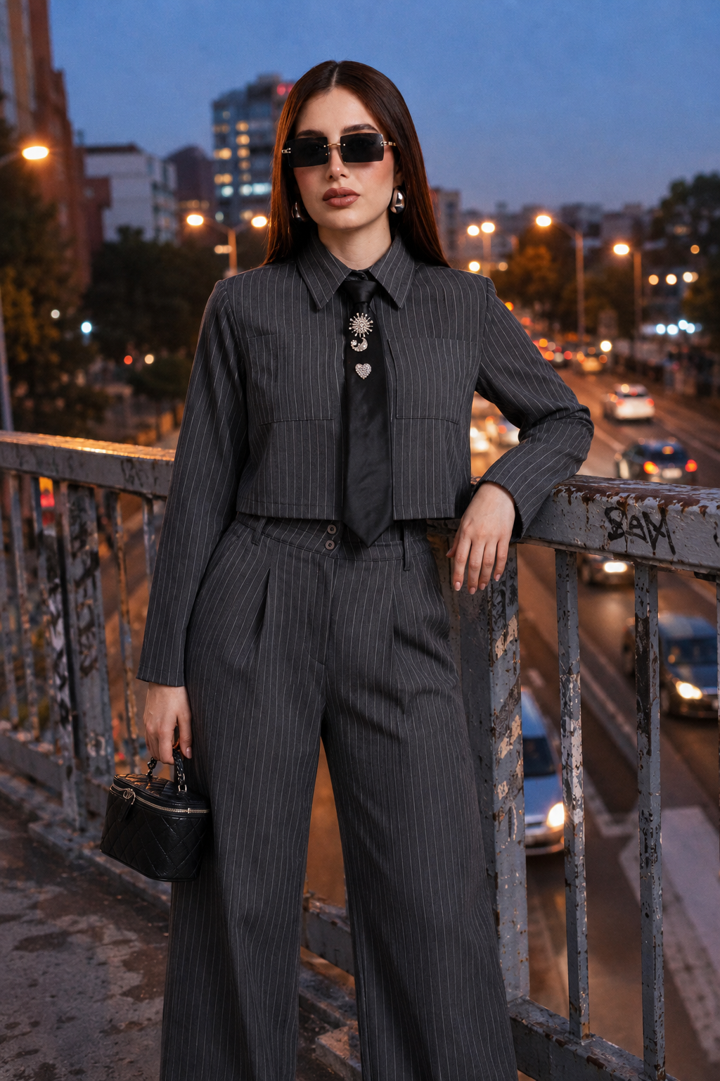 Conjunto Hessed Couture de rayas con corbata — Gris