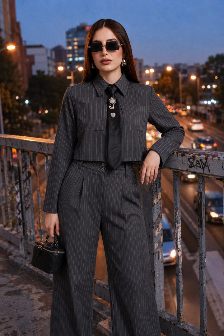 Conjunto Hessed Couture de rayas con corbata — Gris