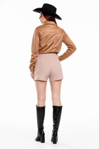 Falda short Hessed Couture con broche dorado — Beige