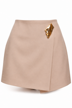 Falda short Hessed Couture con broche dorado — Beige