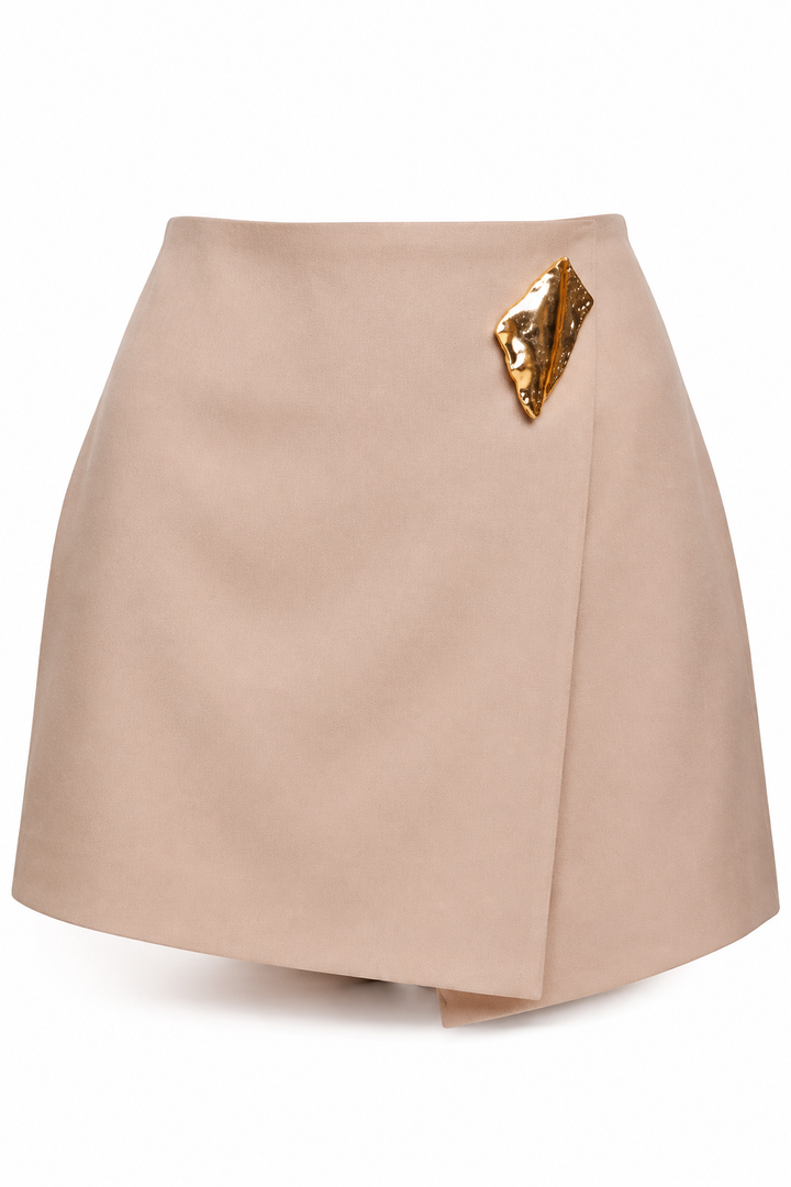 Falda short Hessed Couture con broche dorado — Beige