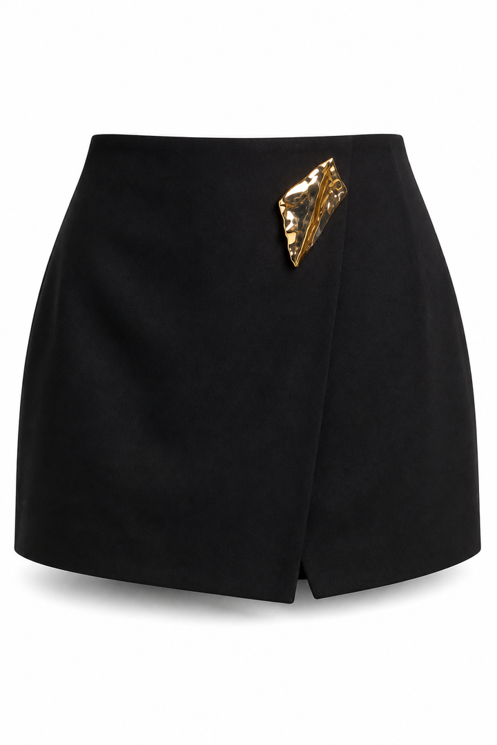 Falda short Hessed Couture con broche dorado — Negro
