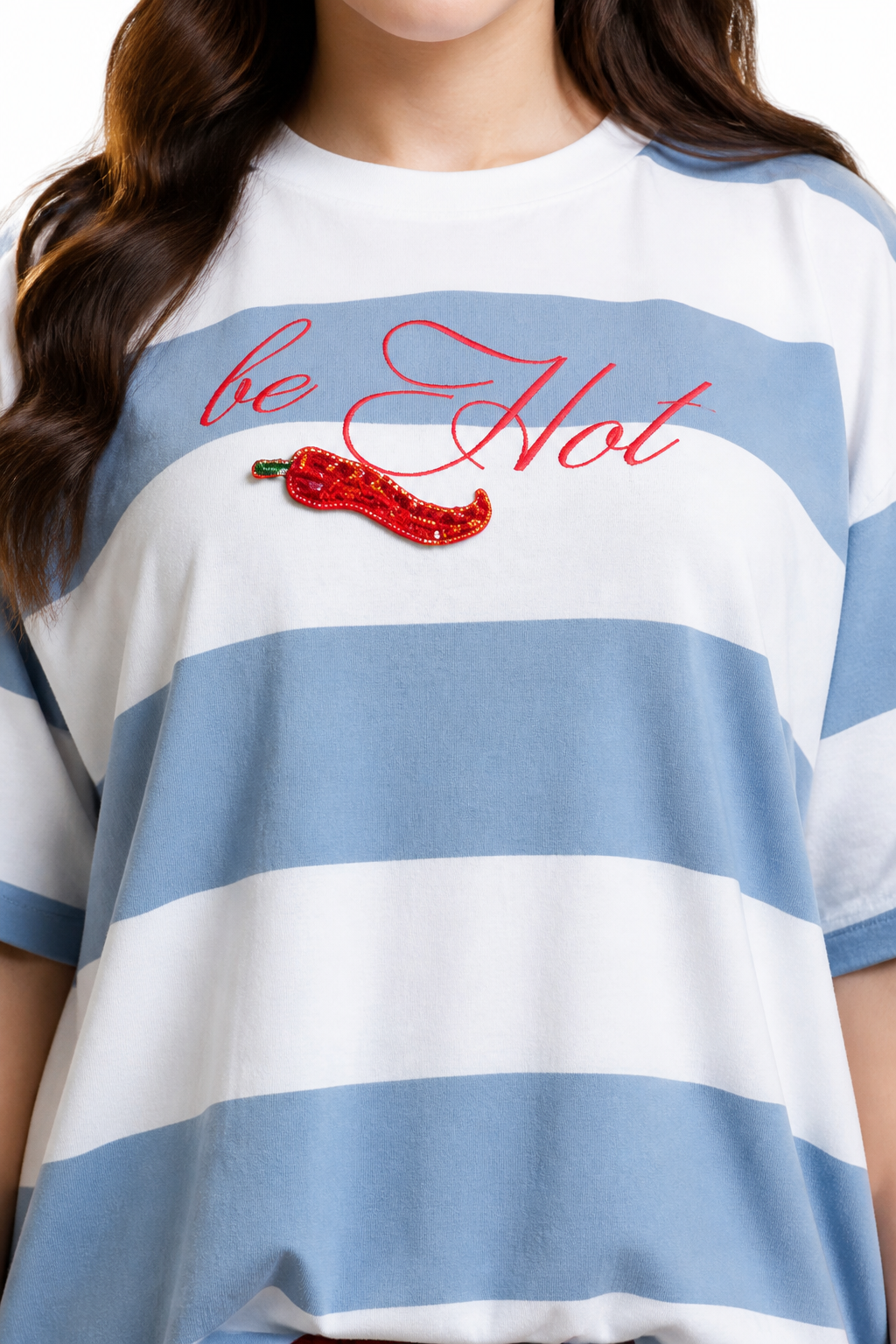Playera Hessed Couture oversize de rayas con chile bordado — Azul claro