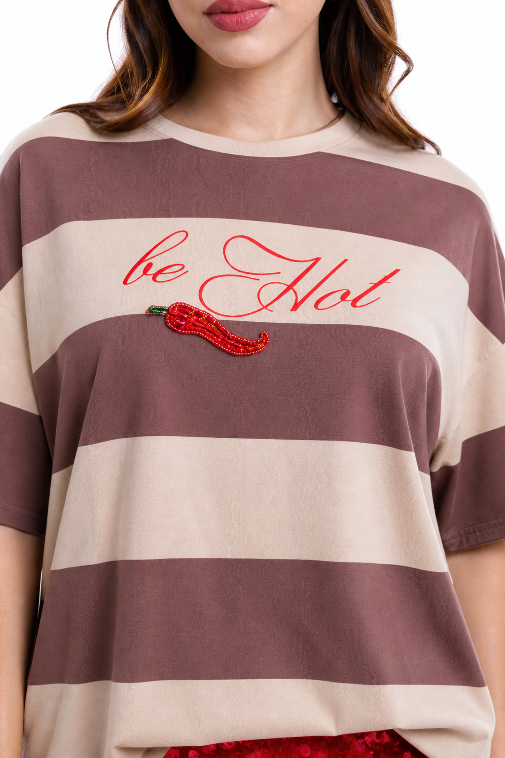 Playera Hessed Couture oversize de rayas con chile bordado — Café
