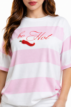 Playera Hessed Couture oversize de rayas con chile bordado — Rosa