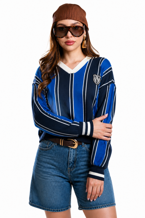 Suéter Hessed Couture de cuello V con rayas y escudo bordado — Azul rey