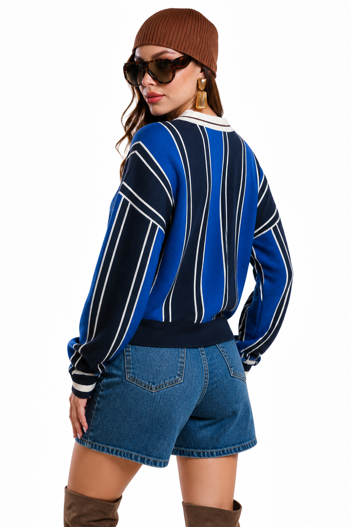Suéter Hessed Couture de cuello V con rayas y escudo bordado — Azul rey
