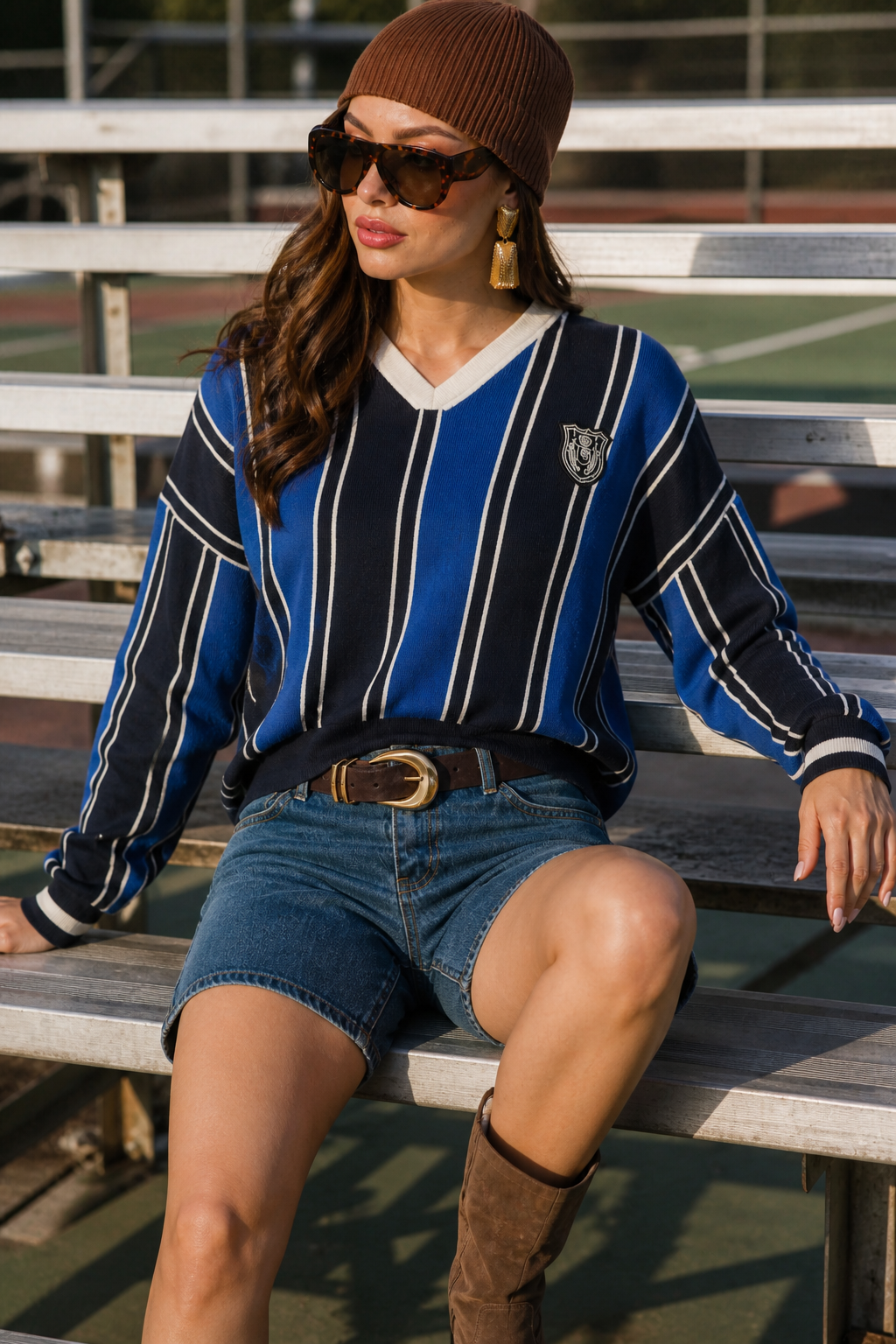 Suéter Hessed Couture de cuello V con rayas y escudo bordado — Azul rey
