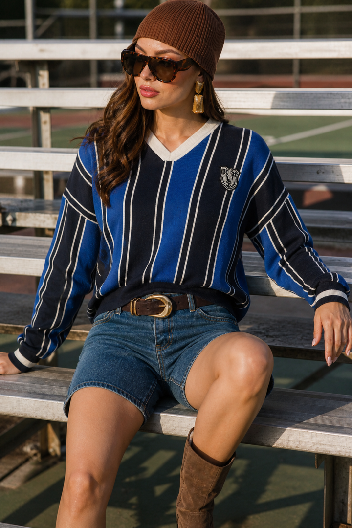 Suéter Hessed Couture de cuello V con rayas y escudo bordado — Azul rey