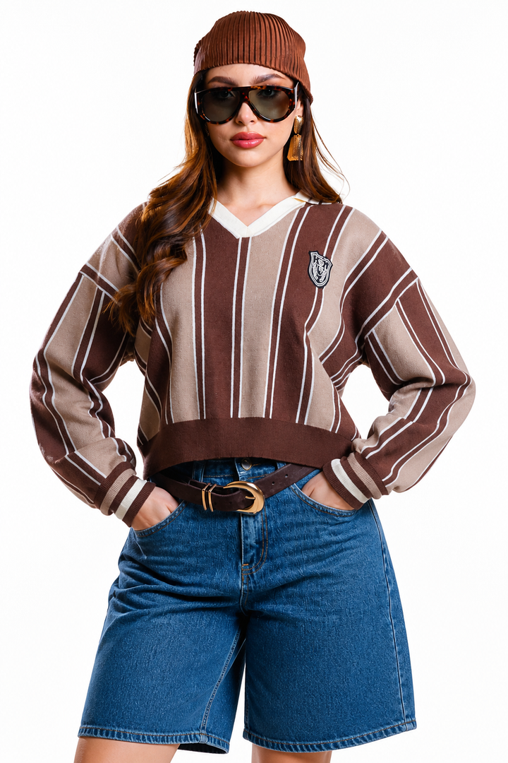 Suéter Hessed Couture de cuello V con rayas y escudo bordado — Café