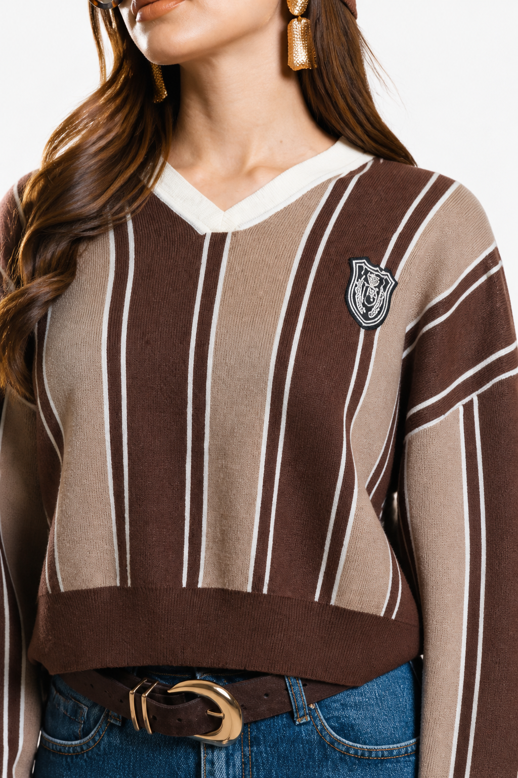Suéter Hessed Couture de cuello V con rayas y escudo bordado — Café