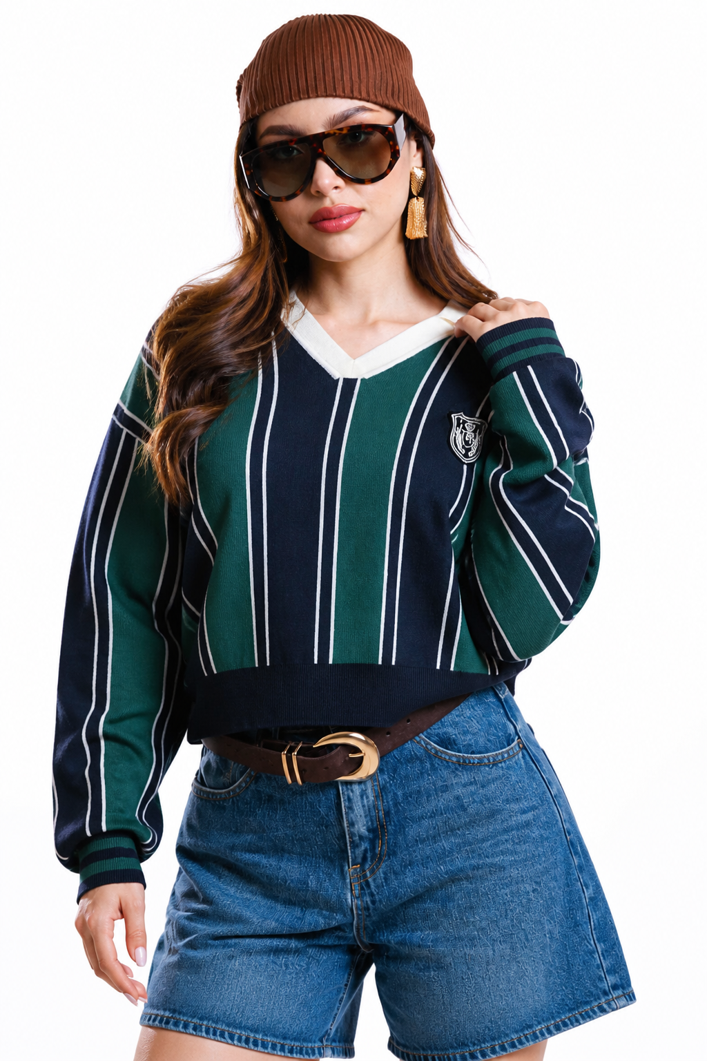 Suéter Hessed Couture de cuello V con rayas y escudo bordado — Verde