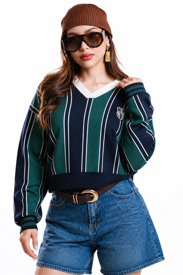 Suéter Hessed Couture de cuello V con rayas y escudo bordado — Verde