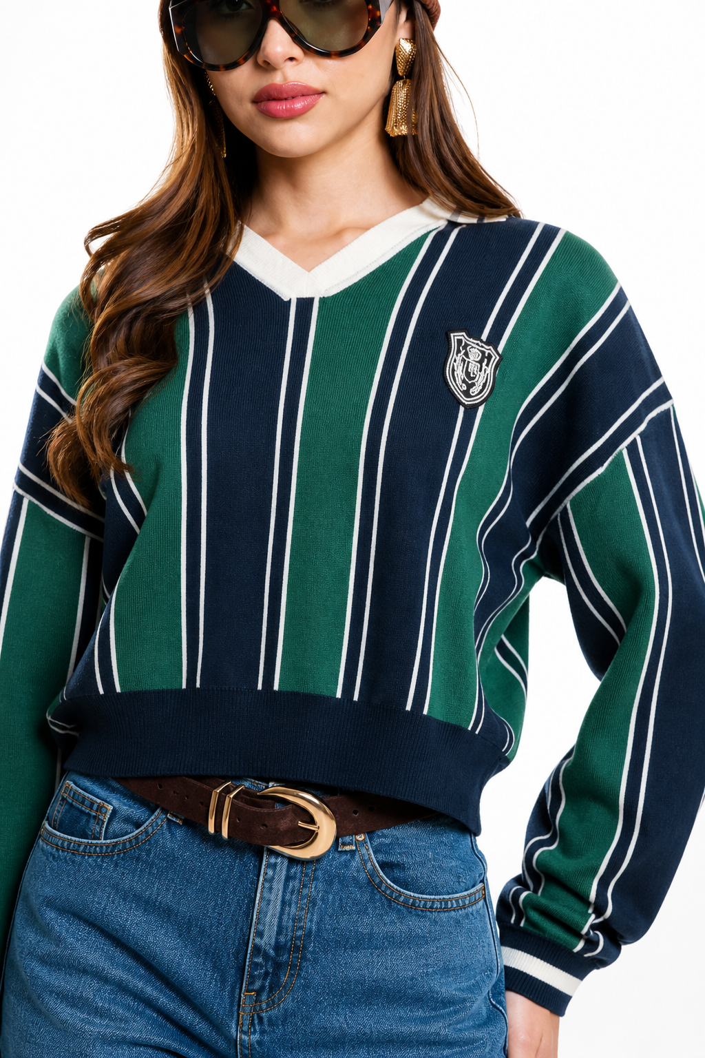 Suéter Hessed Couture de cuello V con rayas y escudo bordado — Verde