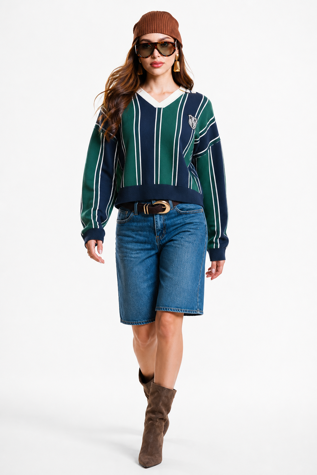 Suéter Hessed Couture de cuello V con rayas y escudo bordado — Verde