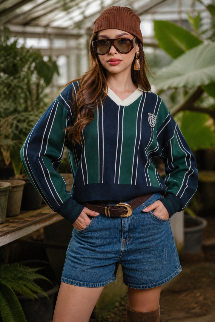 Suéter Hessed Couture de cuello V con rayas y escudo bordado — Verde
