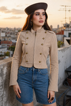 Chaqueta Hessed Couture corta de doble botonadura dorada — Beige