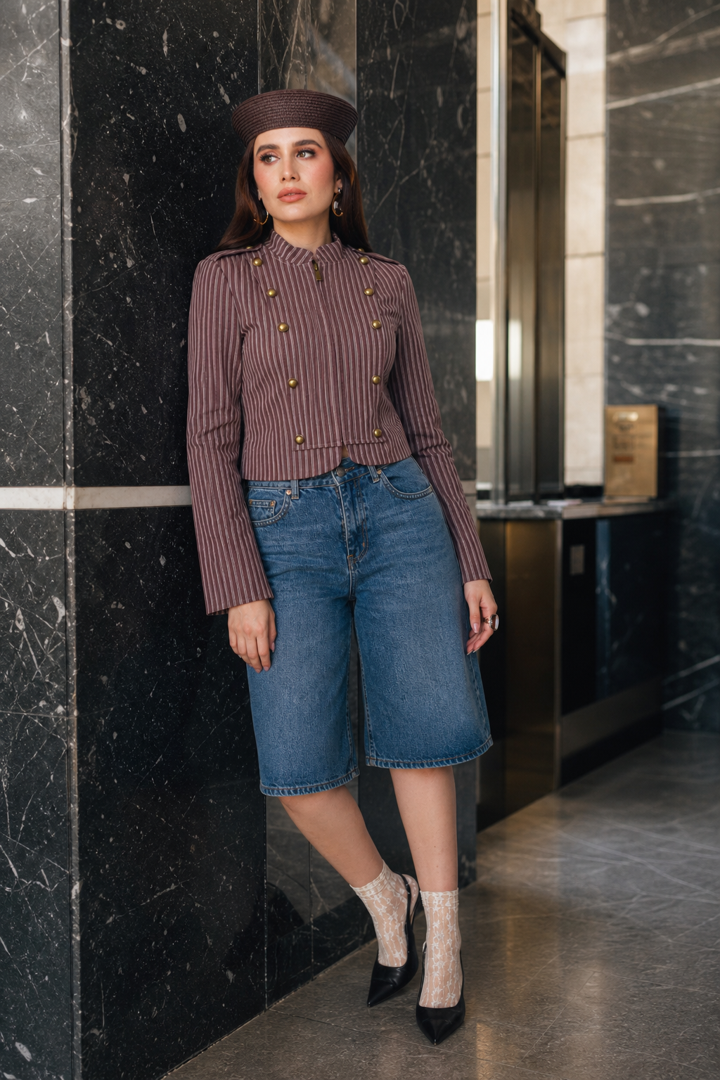 Chaqueta Hessed Couture corta de doble botonadura dorada — Vino