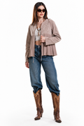 Chaqueta Hessed Couture de gamuza con vuelo plisado — Beige