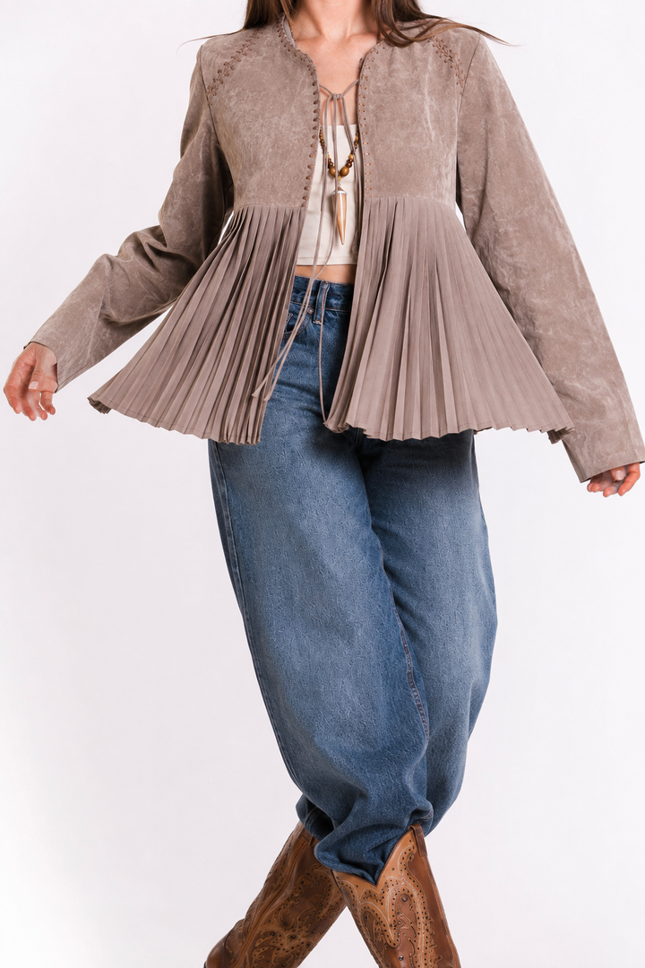 Chaqueta Hessed Couture de gamuza con vuelo plisado — Beige