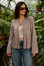 Chaqueta Hessed Couture de gamuza con vuelo plisado — Beige