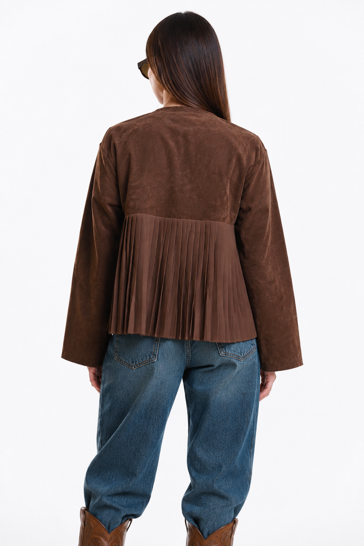 Chaqueta Hessed Couture de gamuza con vuelo plisado — Café