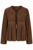 Chaqueta Hessed Couture de gamuza con vuelo plisado — Café