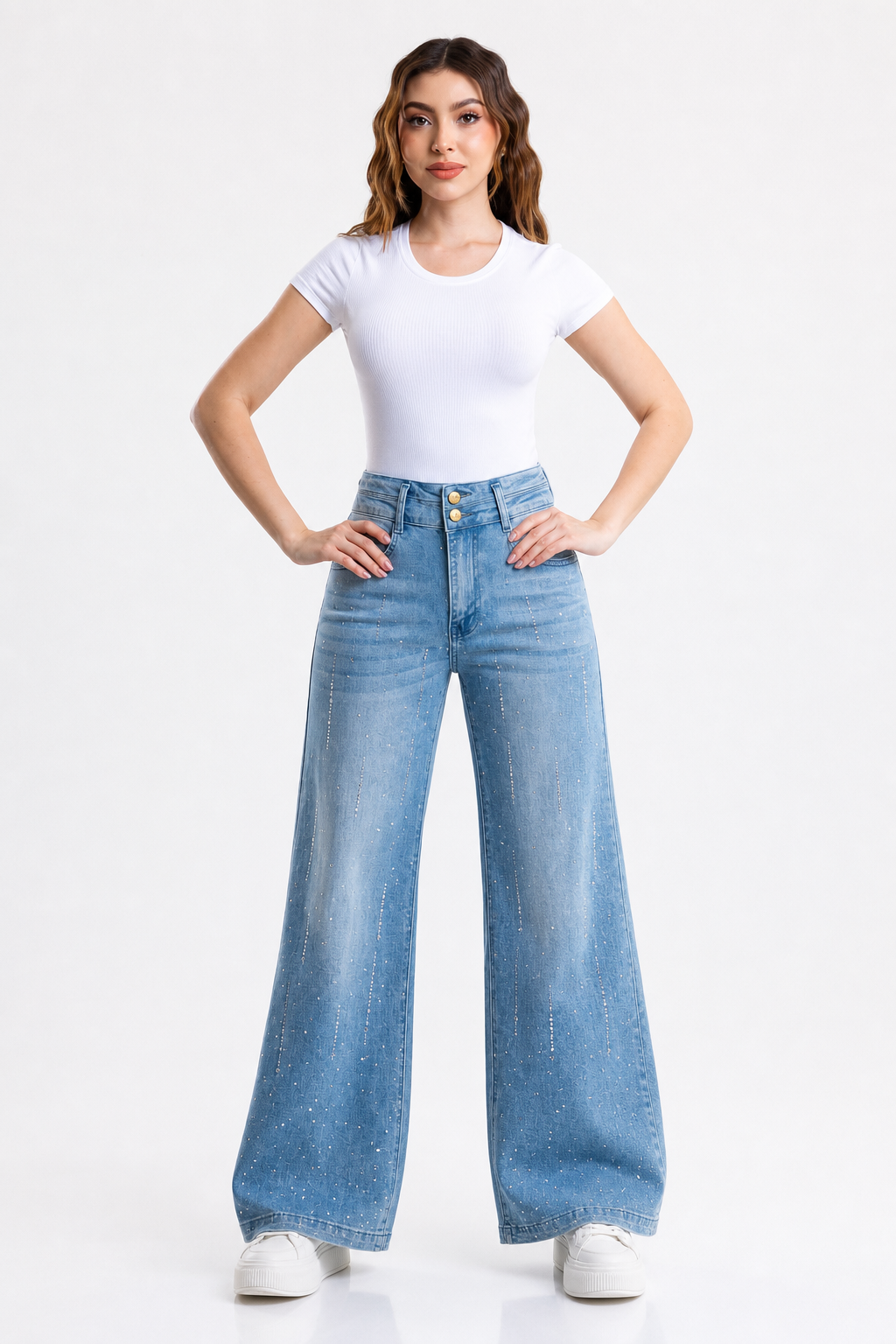 Jeans Michelle Ferrar flare con pedrería en azul claro — Mezclilla clara