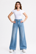 Jeans Michelle Ferrar flare con pedrería en azul claro — Mezclilla clara