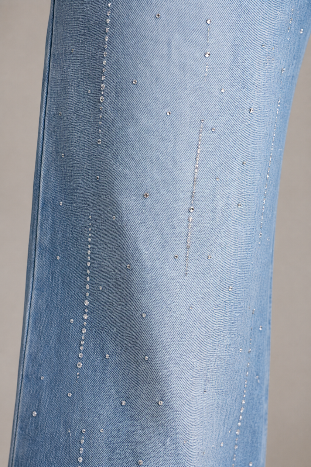 Jeans Michelle Ferrar flare con pedrería en azul claro — Mezclilla clara