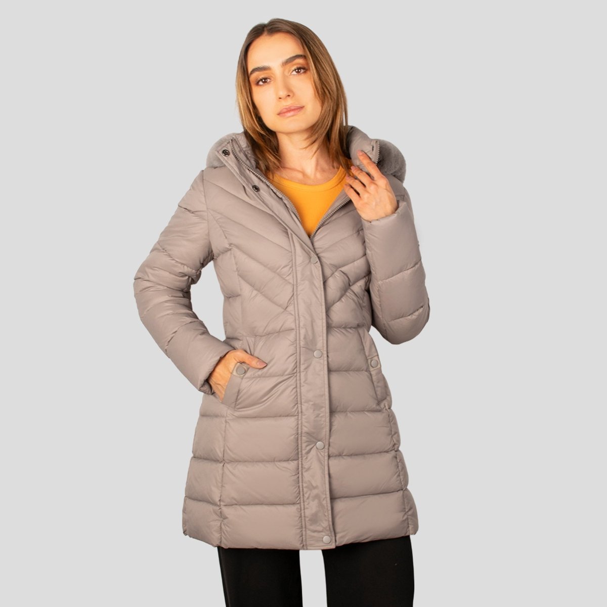 Chamarra larga capitonada con bolsas al costado — Light Taupe