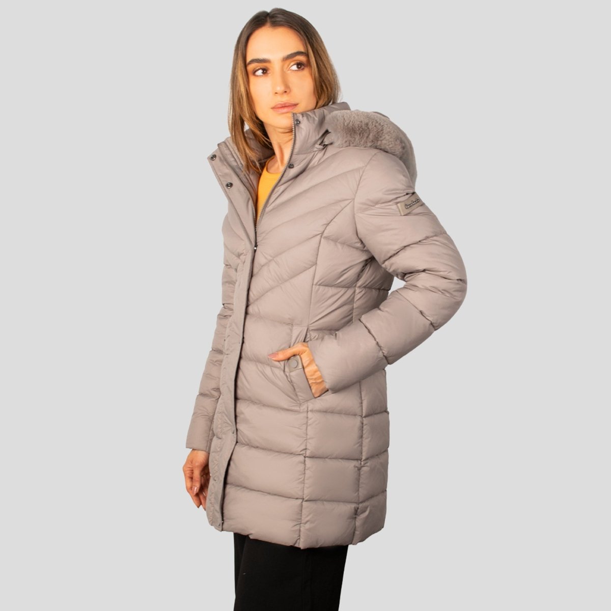 Chamarra larga capitonada con bolsas al costado — Light Taupe