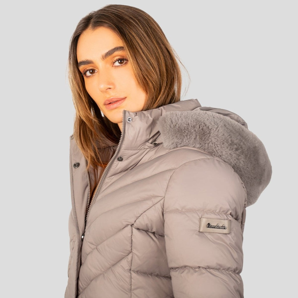 Chamarra larga capitonada con bolsas al costado — Light Taupe