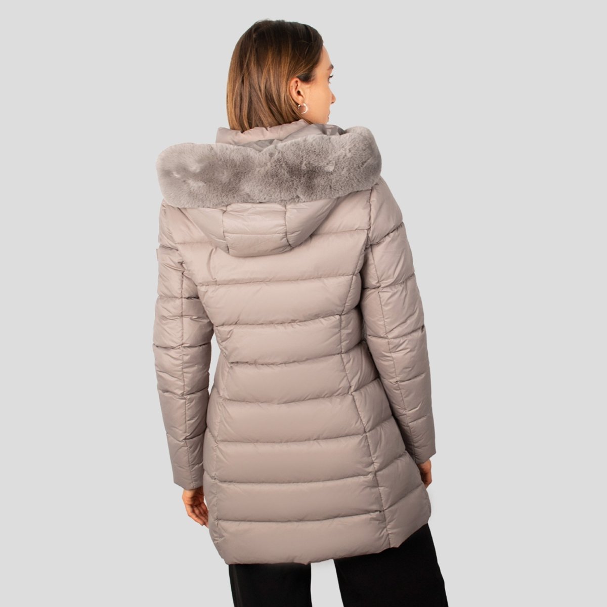 Chamarra larga capitonada con bolsas al costado — Light Taupe