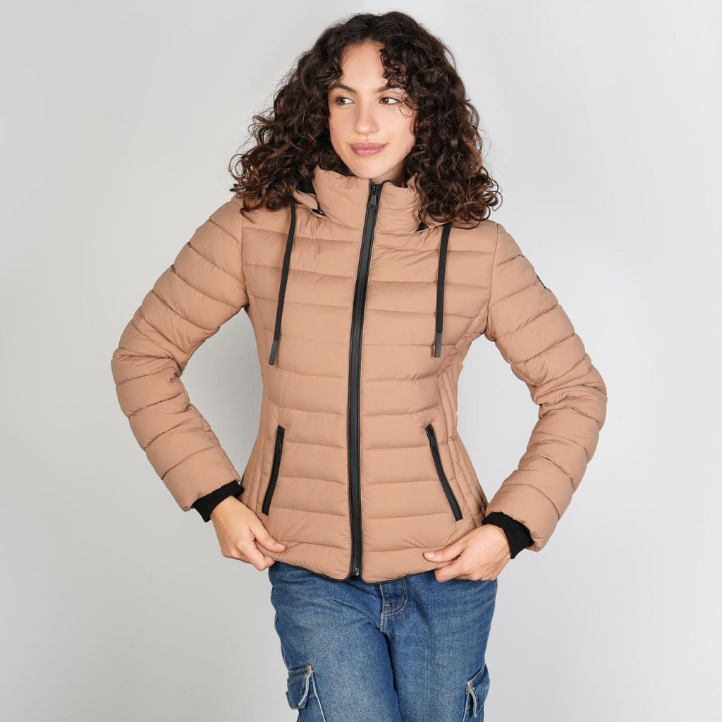 Chamarra capitonada de cuello alto con gorro desmontable — Beige