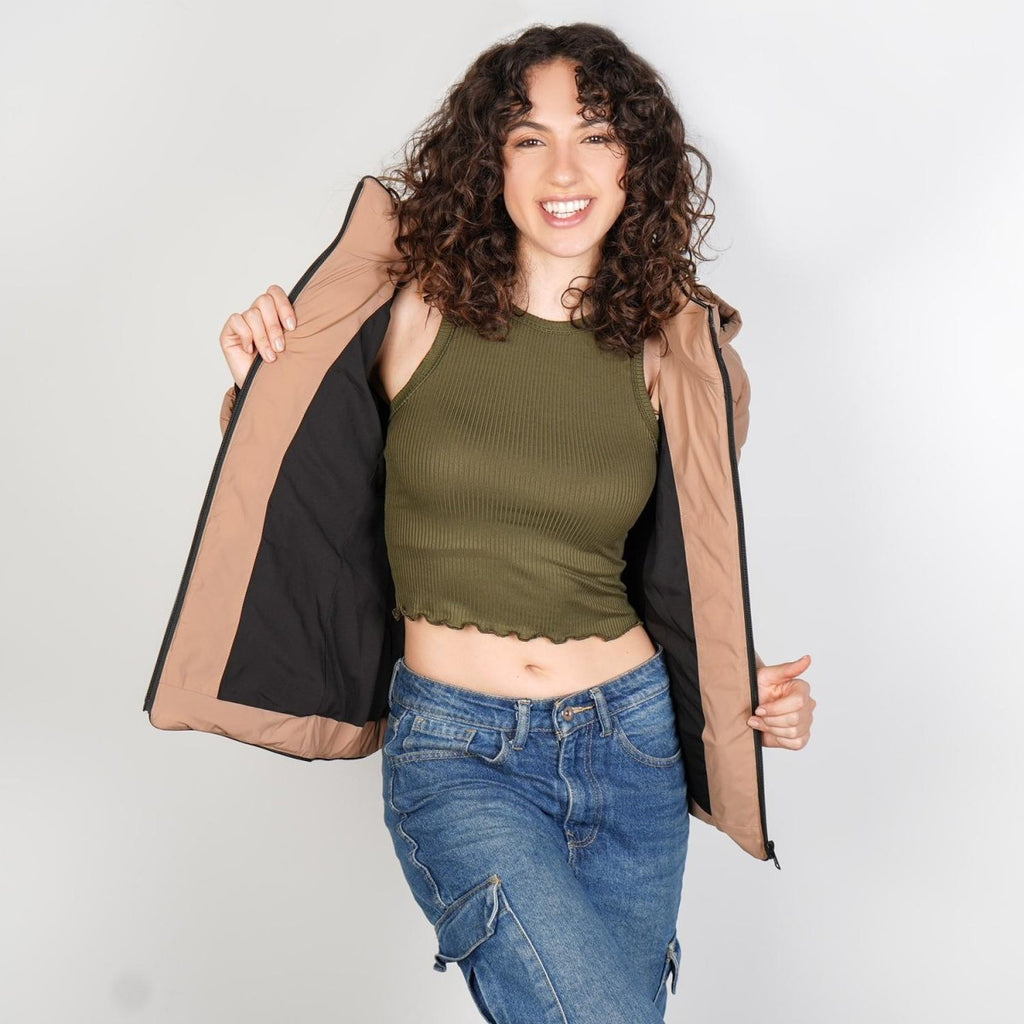 Chamarra capitonada de cuello alto con gorro desmontable — Beige