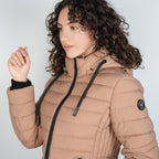 Chamarra capitonada de cuello alto con gorro desmontable — Beige