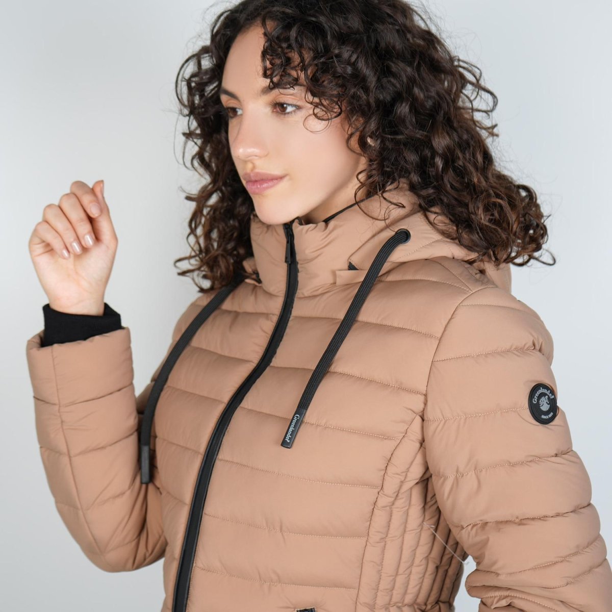 Chamarra capitonada de cuello alto con gorro desmontable — Beige