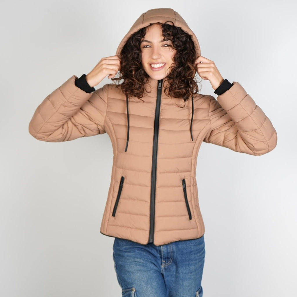 Chamarra capitonada de cuello alto con gorro desmontable — Beige