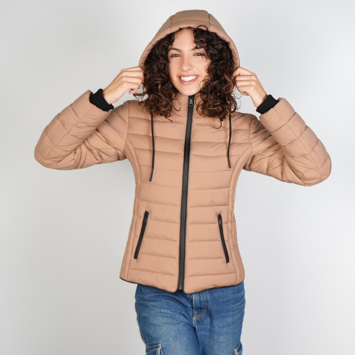 Chamarra capitonada de cuello alto con gorro desmontable — Beige