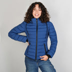 Chamarra capitonada de cuello alto con gorro desmontable — Deep Blue