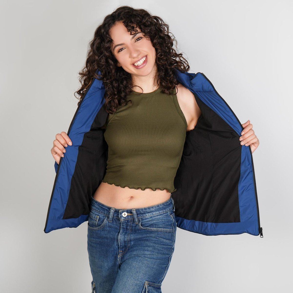 Chamarra capitonada de cuello alto con gorro desmontable — Deep Blue