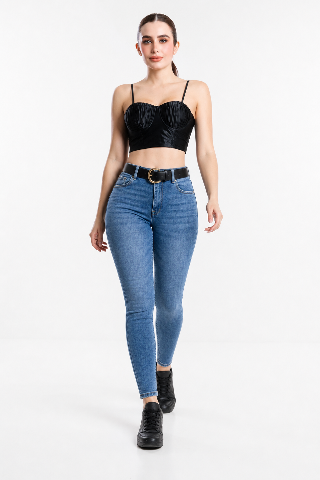 Jeans Michelle Ferrar skinny en azul medio con cinturón — Mezclilla media